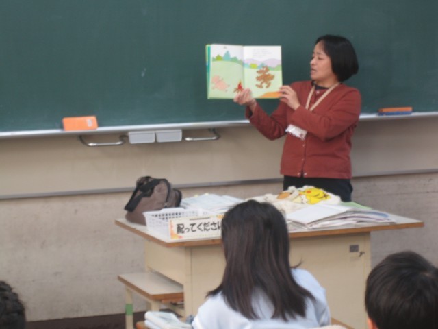 4年3組読み聞かせ写真