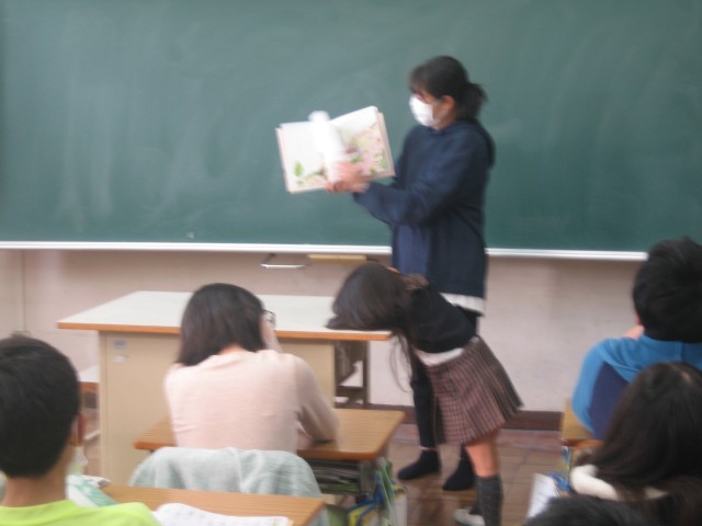 6年1組読み聞かせ写真
