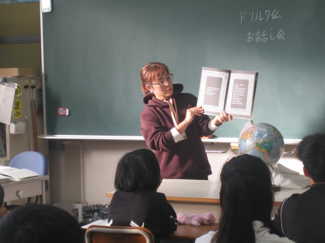 6年2組読み聞かせ写真