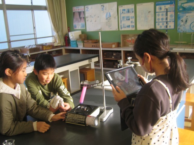 4年理科　水をあたためる実験の写真