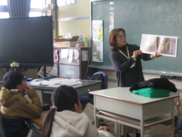 4年１組読み聞かせ写真