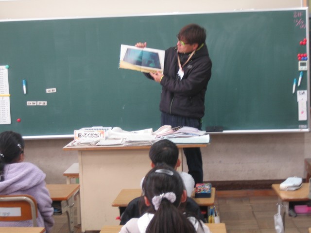 4年3組読み聞かせ写真