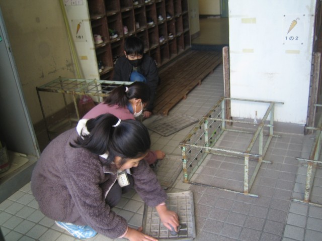 昇降口掃除の写真