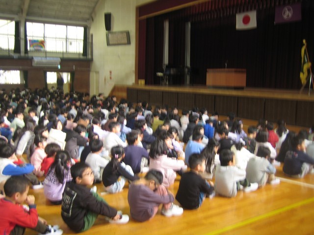 体育館で始業式の写真
