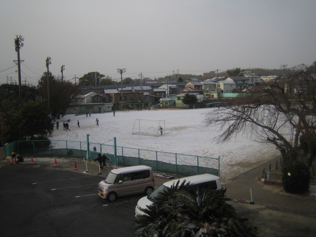 雪景色の運動場の写真