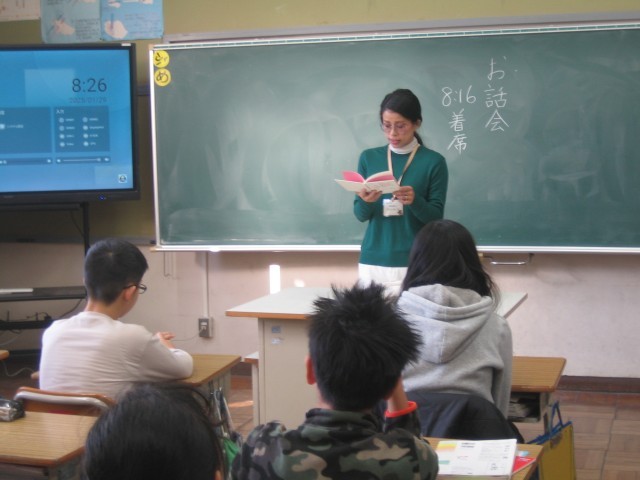 6年1組読み聞かせ写真
