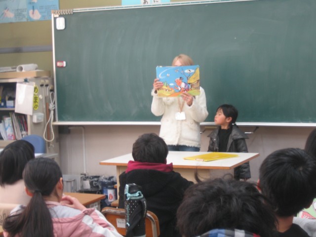 6年2組読み聞かせ写真