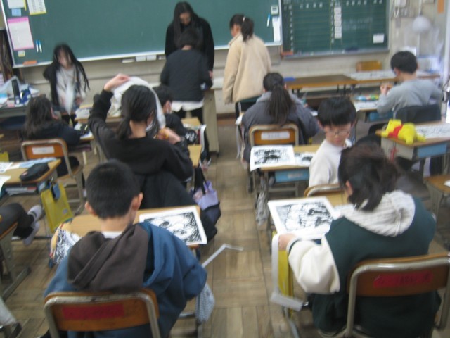 4年図画工作 版画授業の写真
