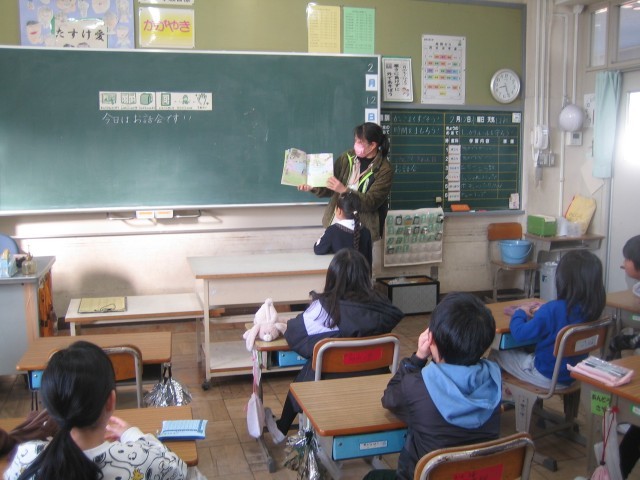 2年2組読み聞かせ写真
