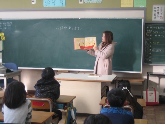 3年2組読み聞かせ写真