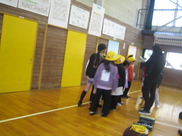 通学団会で並び方を決めている写真