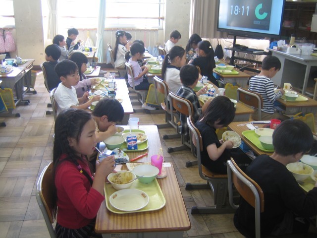 1年生の給食の様子
