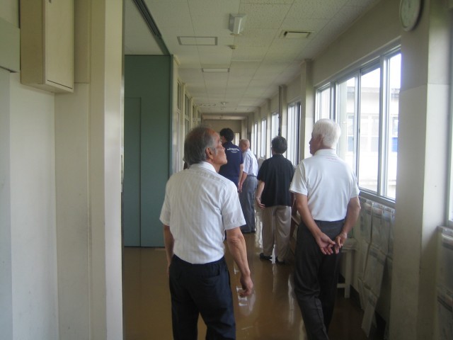 校内を巡る学校評議員の皆さん