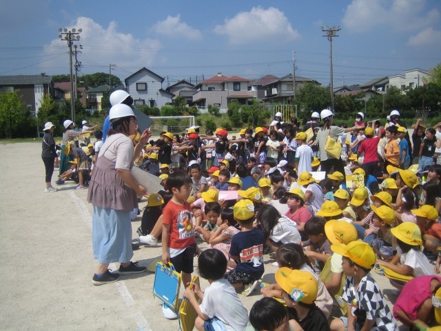 運動場に集まった写真