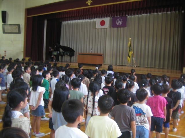 体育館での二学期始業式