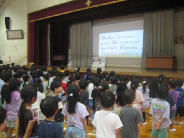 児童朝会での全校合唱
