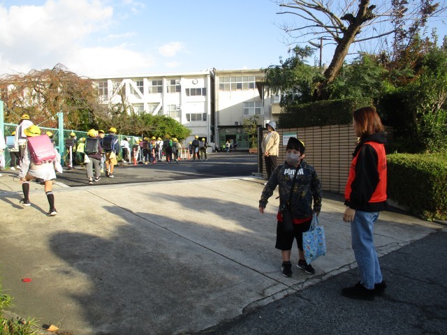 朝の交通立哨とあいさつ