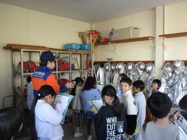 3年消防団の学習・詰所の中