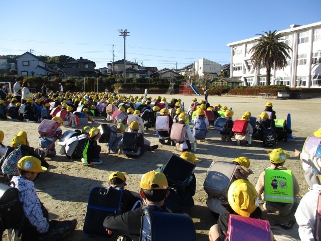 運動場から一斉下校