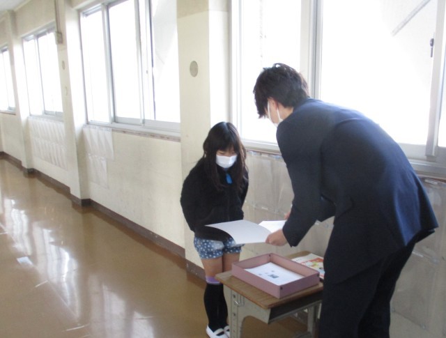 通知表を渡す場面