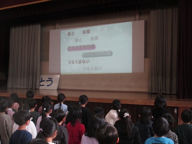 児童朝会　全校合唱　