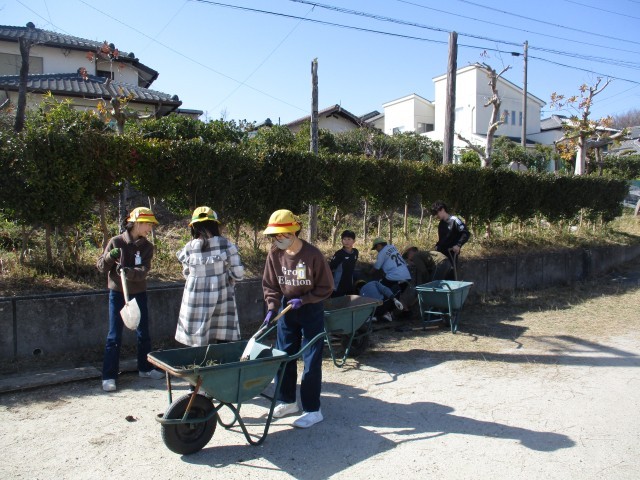 運動場の溝掃除２