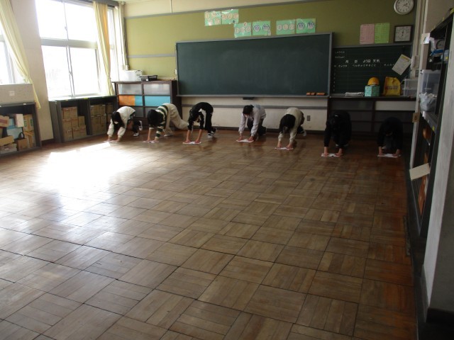 算数ルームのワックスがけ