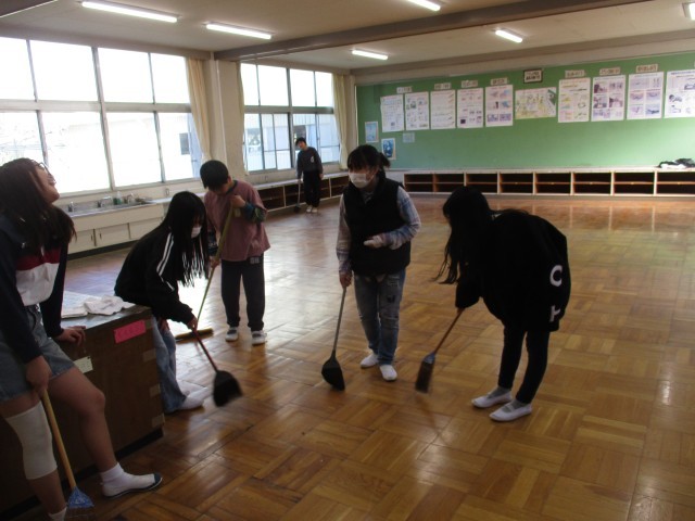 図工室のワックスがけ