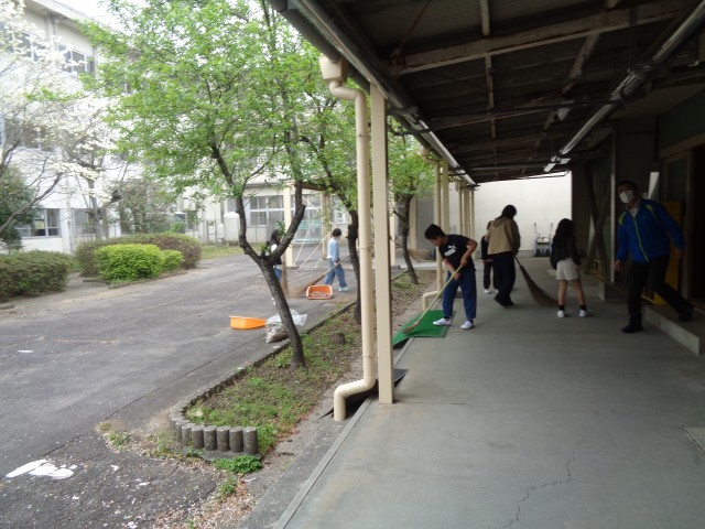 体育館周り清掃