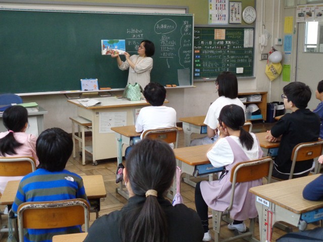 6年2組読み聞かせ