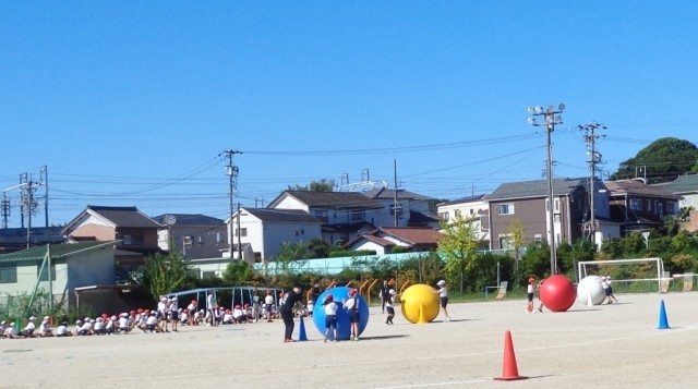 ２年４年の大玉送り練習