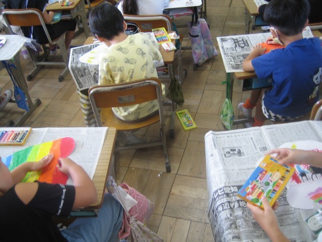 図画を描いている写真