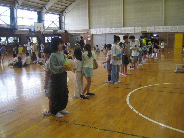 ペアでボール遊びをする写真
