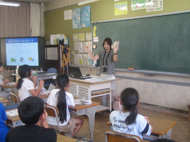 かしこい消費者について学ぶ写真