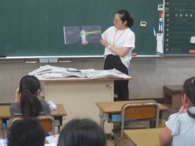 4年3組「とうだい」「くいしんぼうさぎ」読み聞かせ写真