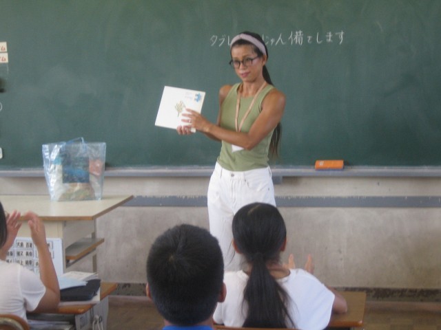 5年1組「おこだでませんように」読み聞かせ写真