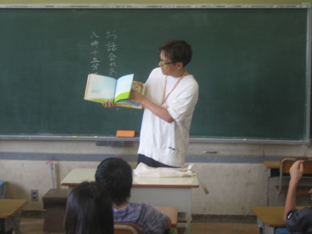 5年2組「みんなうんち」「へいわってどんなこと？」「ねぞうプロレス」読み聞かせ写真