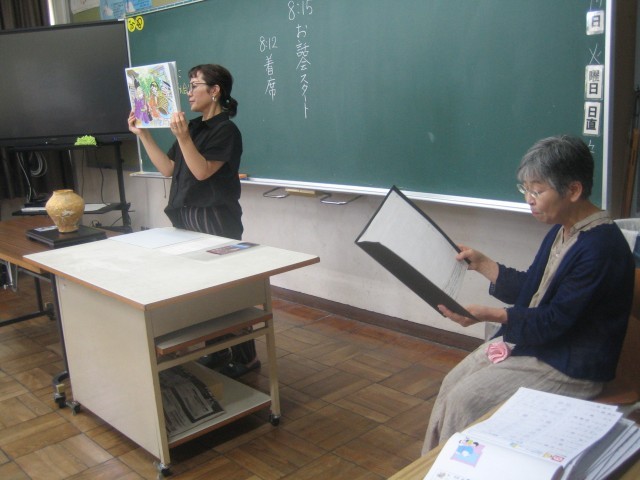 6年1組「藤井大明神の御神酒瓶子」読み聞かせ写真