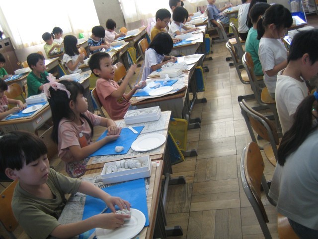 1年粘土をする写真