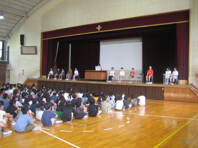 体育館で立会演説会をする写真