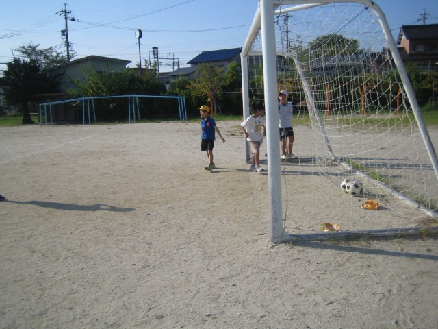 サッカーボールをして遊ぶ写真