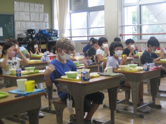 給食でいただきますをする写真