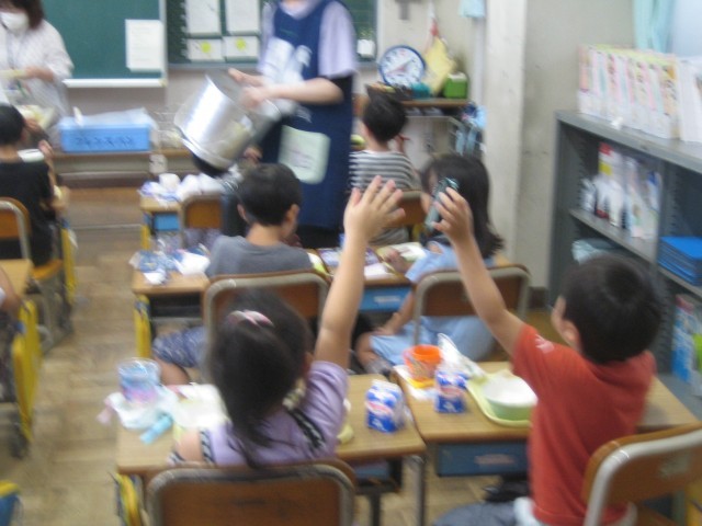 給食でおかわりする写真