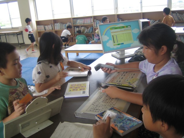 図書館カウンターの写真