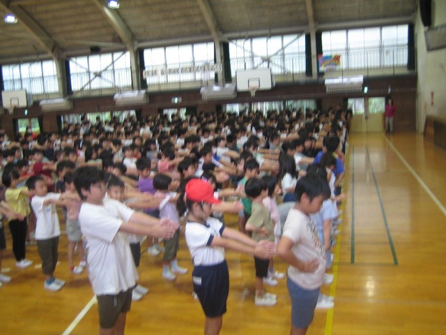体育館で整列する写真