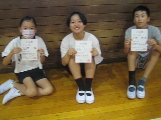 任命書を持つ写真