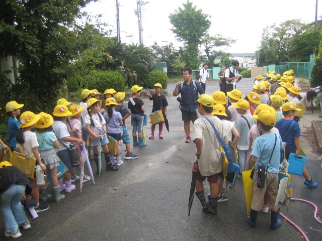 2年　町探検に出発する写真