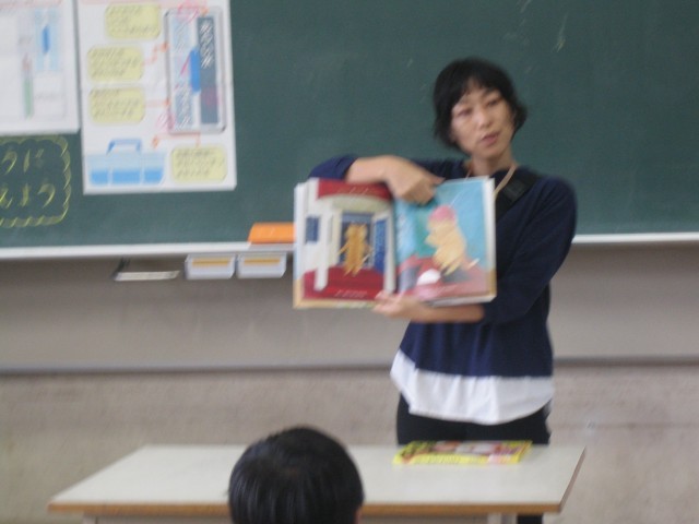 2年2組読み聞かせ写真