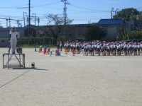 運動場で運動会練習の写真