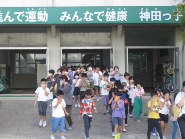 昇降口から避難する写真